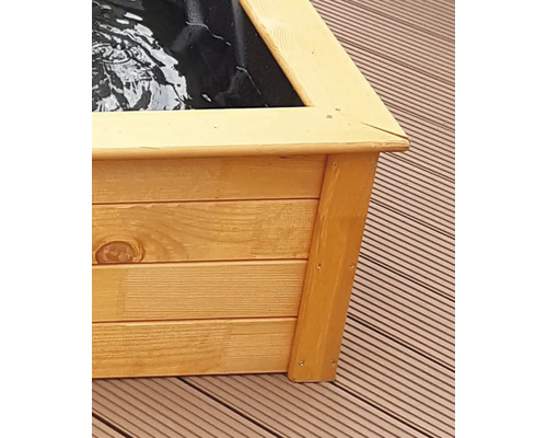 Detailansicht eines Hochbeetes aus Holz mit Teichfolie