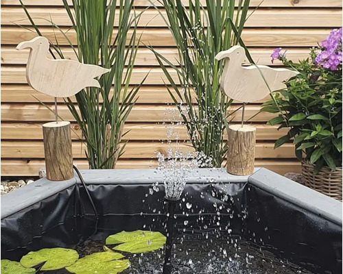 Teich mit Wasserspiel, Holzfiguren und Pflanzen