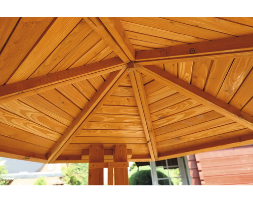 Vue intérieure d''un pavillon en bois avec chevrons de toit en bois