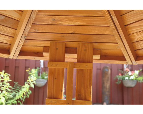 Vue intérieure d''un pavillon en bois avec une construction en poutres de bois