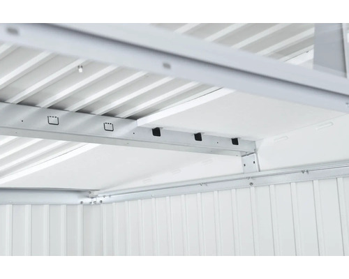 Detailaufnahme des Innenraums eines Metallgerätehauses mit Dach und Wandstruktur.