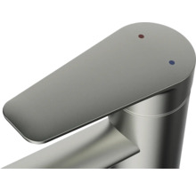 Robinet en métal avec marquages pour eau froide et eau chaude