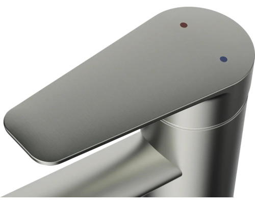 Wasserhahn aus Metall mit Markierungen für kaltes und warmes Wasser