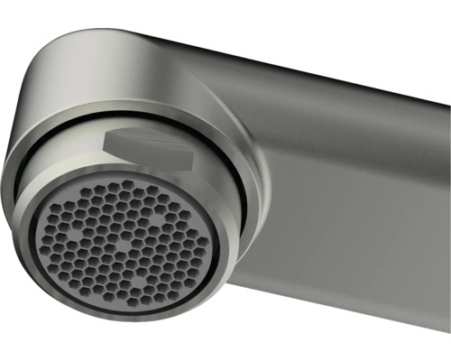 Nahaufnahme eines Wasserhahn-Auslaufs mit Wabendesign