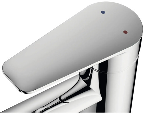 Glänzender Wasserhahn mit Markierungen für kaltes und warmes Wasser