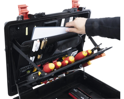 Geöffneter Werkzeugkoffer mit Hand, Werkzeugen und Dokumenten