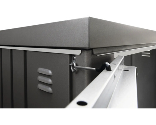 Detailansicht eines Geräteschranks aus Metall mit Belüftungsschlitzen und Türriegel