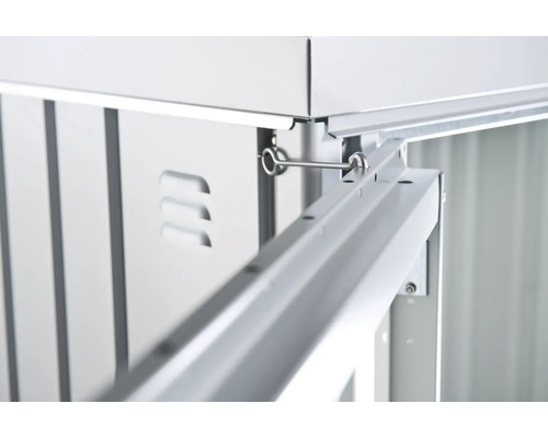 Detailansicht einer Metallgartenbox mit Verankerung