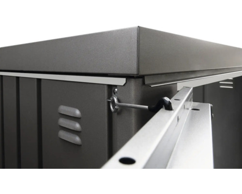 Vue détaillée d''un abri de jardin en métal avec des ouvertures de ventilation et un mécanisme de verrouillage