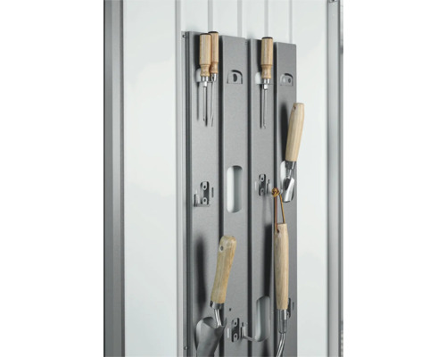 Outils de jardin sur un support pour ranger les outils de jardin