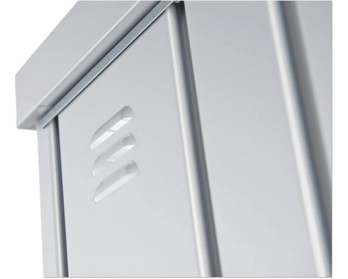 Detailansicht eines Geräteschranks mit Belüftungsschlitzen