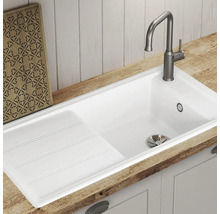 Évier avec égouttoir et robinet sur un plan de travail en bois