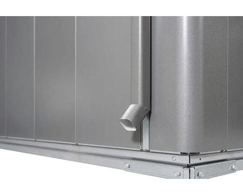 Vue détaillée d''un abri de jardin en métal avec gouttière et cadre de base