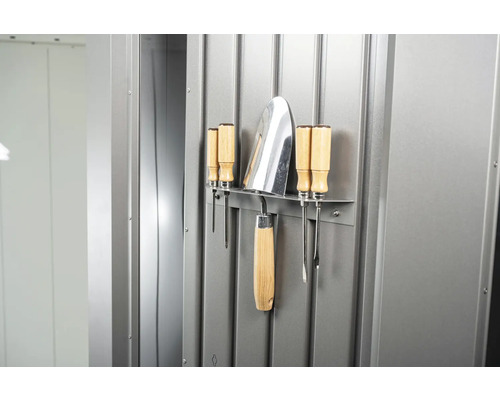 Outils de jardin et tournevis sur un support mural en métal