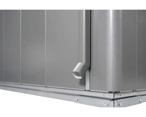 Vue détaillée d''un abri de jardin avec gouttière et cadre en métal