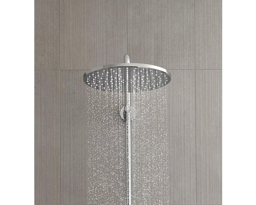 Douche à effet pluie avec jet d''eau dans la salle de bain