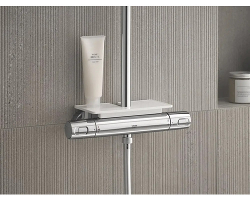 Robinet de douche avec étagère et produit de soin corporel dans la salle de bain