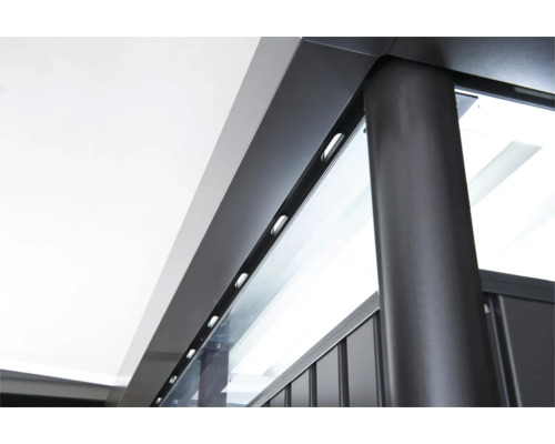 Detailansicht eines Pavillons mit Aluminiumrahmen und Glaspaneelen.