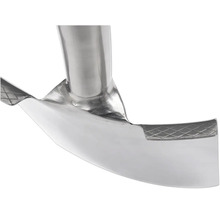 Gros plan d''un tuyau métallique argenté avec des nervures