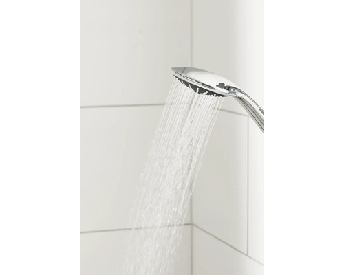 Douchette à main avec de l''eau courante sur fond blanc