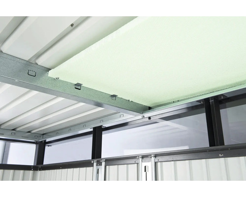 Vue intérieure d''une cabane de jardin avec isolation au plafond.