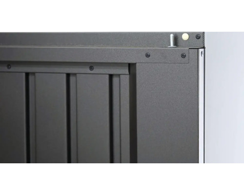 Detailansicht einer Metallgartenbox mit Schrauben
