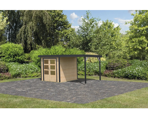 Holzgartenhaus mit Carport vor grüner Gartenkulisse