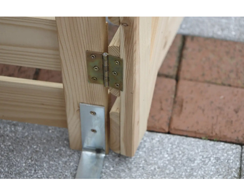 Detailansicht eines Holzrahmens mit Scharnier und Metallwinkel