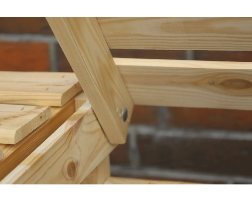 Detailansicht eines Holzregals