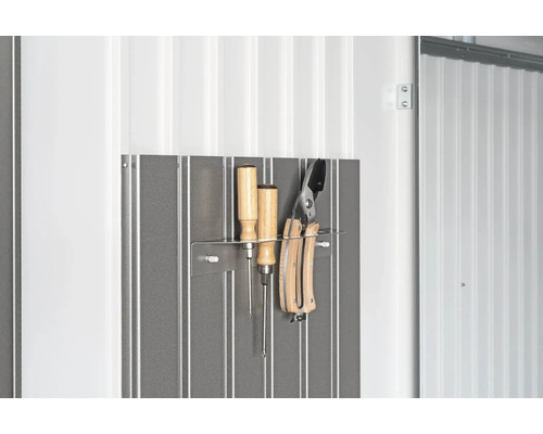 Outils fixés sur un mur métallique