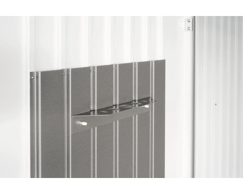Support pour outils de jardin sur un mur de remise de jardin
