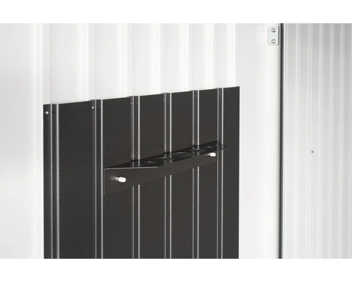 Support pour outils de jardin monté sur un mur métallique