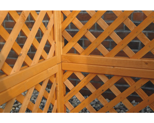 Vue détaillée d''un treillis en bois avec un motif en losanges