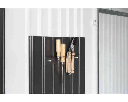 Werkzeughalter mit Schraubendrehern und Gartenschere an einer Metallwand
