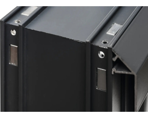 Vue détaillée d''un profilé en aluminium noir avec aimants et trous.