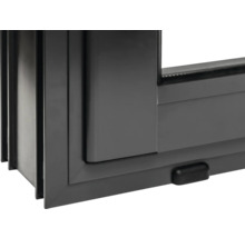 Vue détaillée d''une fenêtre en PVC grise.