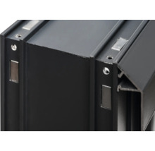 Vue détaillée d''un profilé en aluminium noir avec fixations magnétiques et trous de vis.