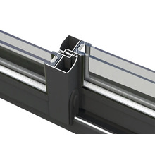 Vue détaillée d''une fenêtre coulissante avec cadre en aluminium