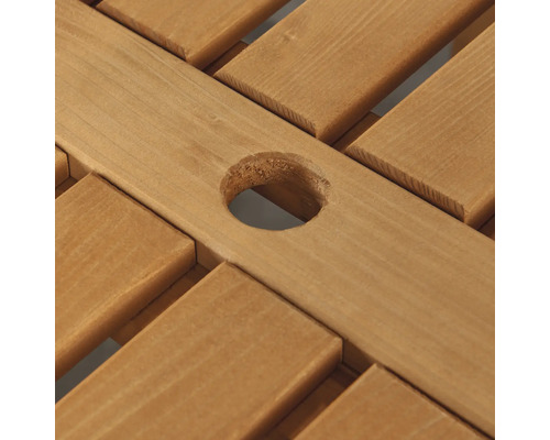 Vue détaillée d''une terrasse en bois avec une évidement rond