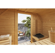 Vue intérieure d''un sauna en bois avec vue sur un jardin