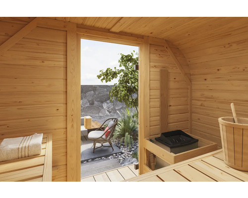 Vue intérieure d''un sauna en bois avec vue sur un jardin