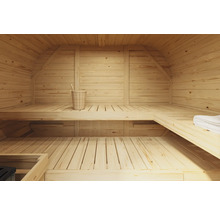 Intérieur d''un sauna avec bancs en bois, seau en bois et serviette