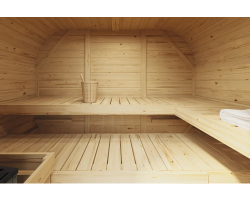Intérieur d''un sauna avec bancs en bois, seau en bois et serviette