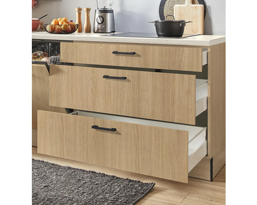 Scène de cuisine avec un meuble à tiroirs ouvert en aspect bois et poignées foncées