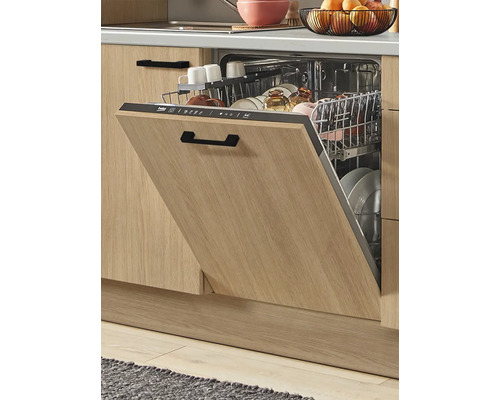 Lave-vaisselle ouvert dans une cuisine en bois avec de la vaisselle