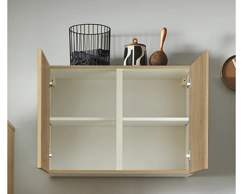 Armoire haute ouverte avec étagères et divers objets de décoration