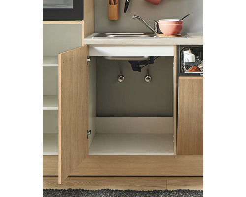 Cuisine équipée avec meuble bas ouvert sous l''évier