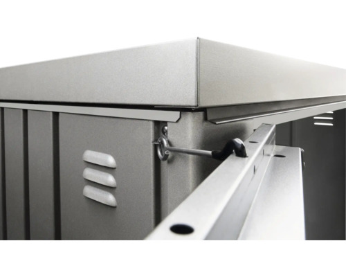 Vue détaillée d''une armoire de jardin en métal avec mécanisme de verrouillage