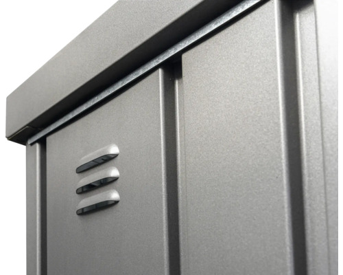 Vue détaillée d''une armoire métallique avec fentes d''aération