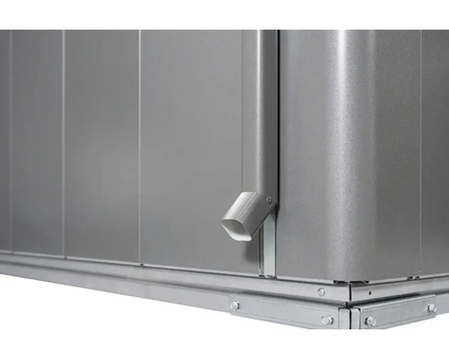 Detailansicht eines Gerätehauses aus Metall mit Regenrinne und Rahmenkonstruktion